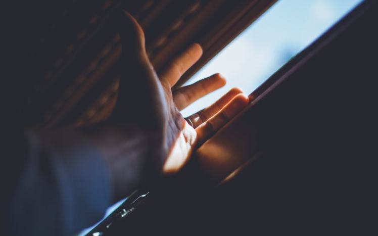 photo-1543087369-5efd51802307